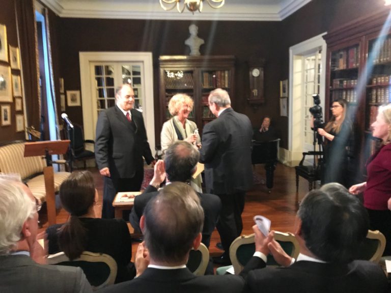 A nossa querida Margarida Ramalho,Amiga e autora da By the Book, recebendo o mer…