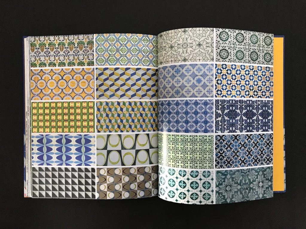 Alguém consegue identificar em que zona se encontram estes azulejos. Será na Est...