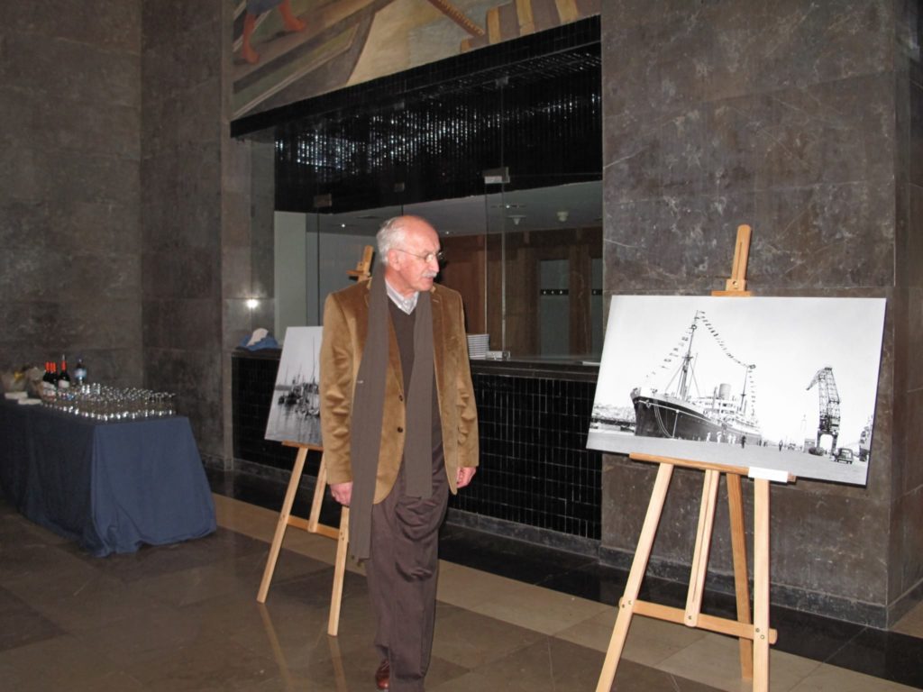 Chegada do autor Pedro Castro Henriques, ontem no início do lançamento do livro ...