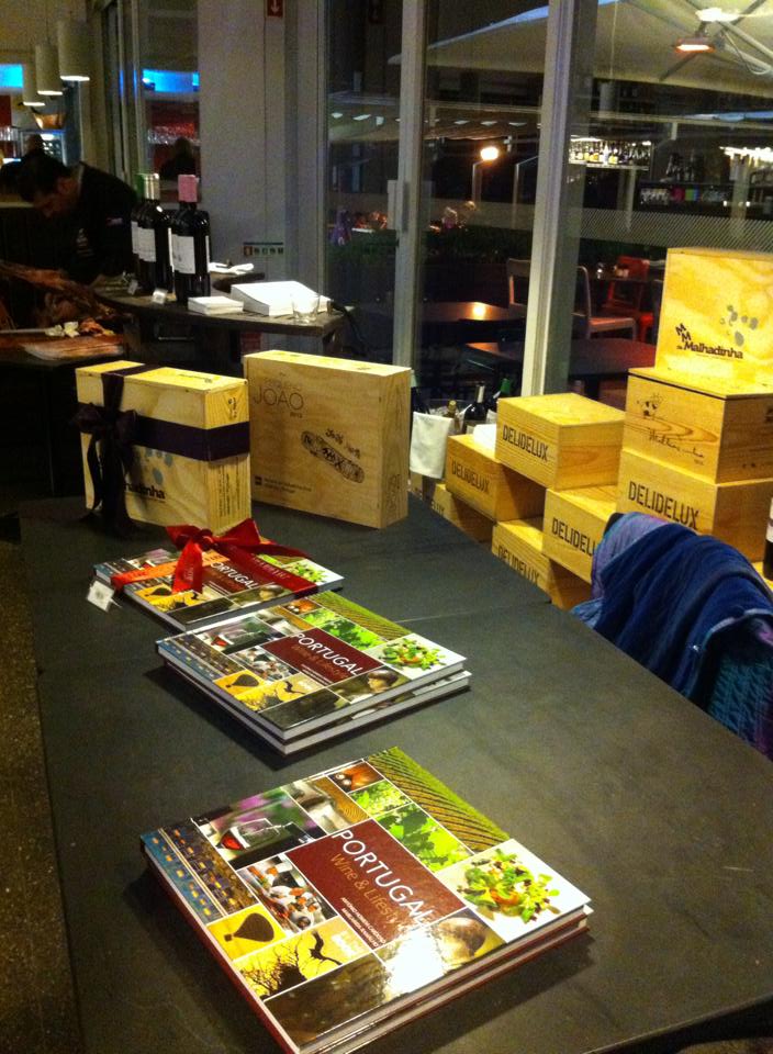 De braço dado com a Malhadinha Nova, na apresentação dos novos vinhos, o livro “…