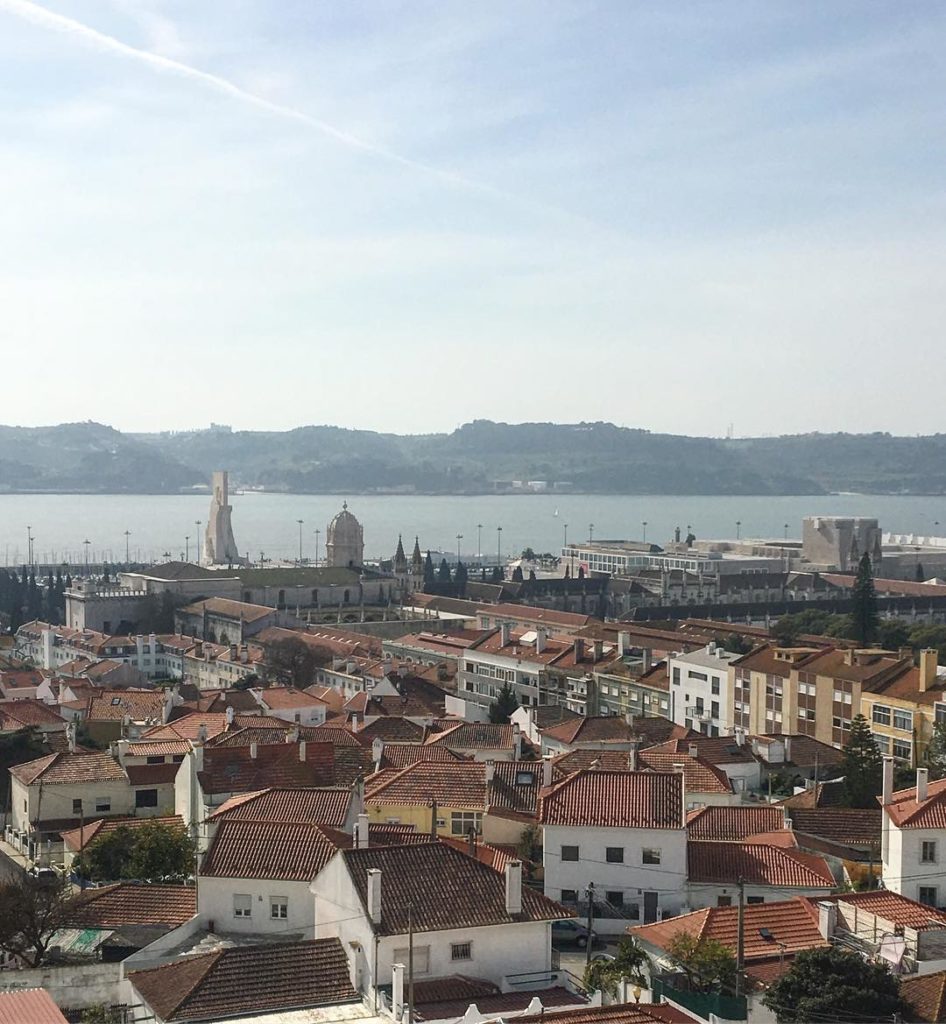 Esta é a vista da nossa editora! 
 Este dia promete um fim-de-semana de sol, que...