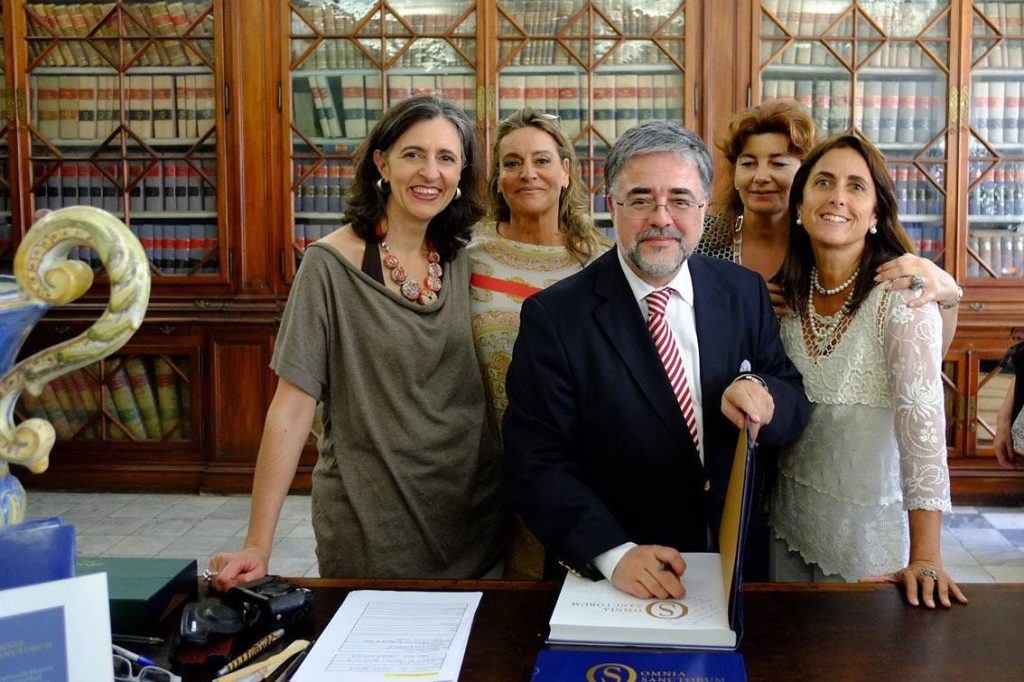 Há 7 anos na apresentação de um best-seller da By the Book “Omnia Santorum” aqui...