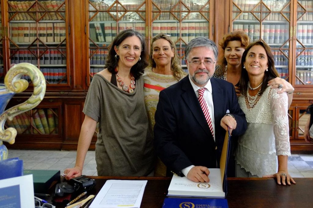 Há 7 anos na apresentação de um best-seller  da By the Book
 "Omnia Santorum" ,a...