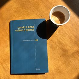 Hoje também se comemora o Dia da Poesia!
 Este é um dos nossos livros de poesia ...
