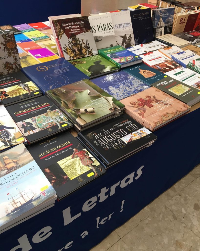 Já estamos presentes na Feira « Corrida de Letras » em frente ao Continente de T...