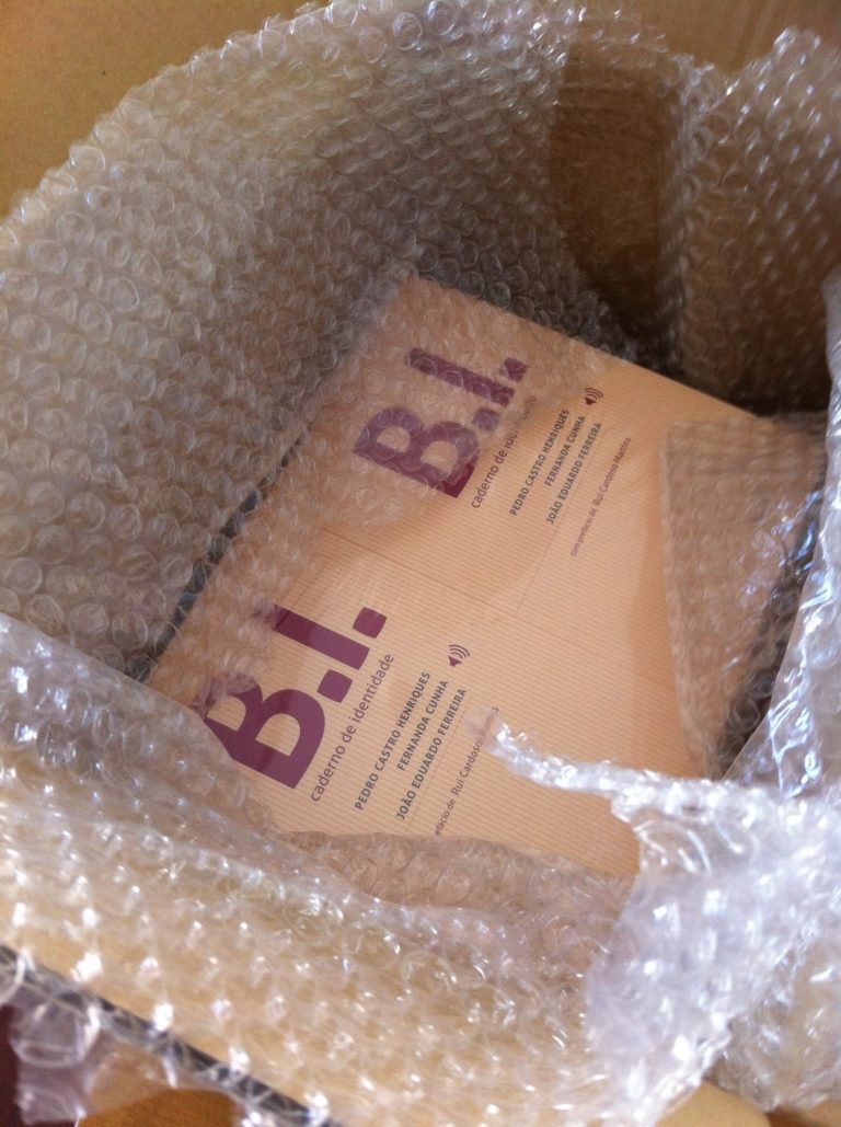 Já chegaram! E vão começar a ser distribuídos! Obrigada aos “accionistas” do liv…