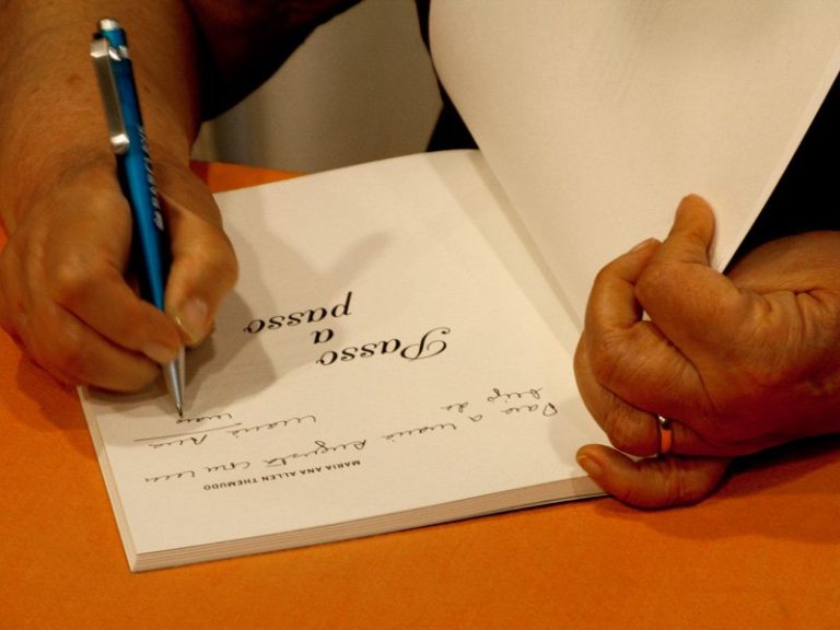 Lançamento do livro “Passo a passo”, da autoria de Maria Ana Themudo, na sede da…