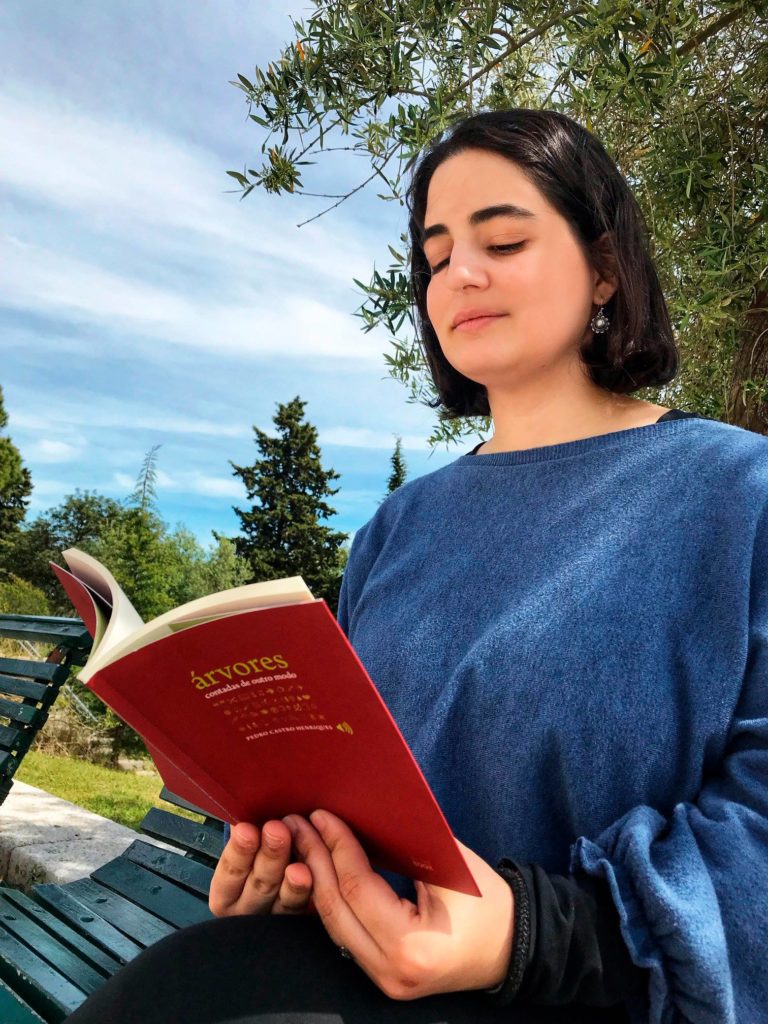 "Livros são os mais silenciosos e constantes amigos; os mais acessíveis e sábios...