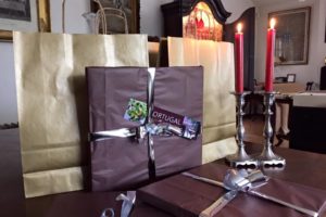 Na By te Book o requinte vai desde o livro até ao embrulho…..escolha e é só of…