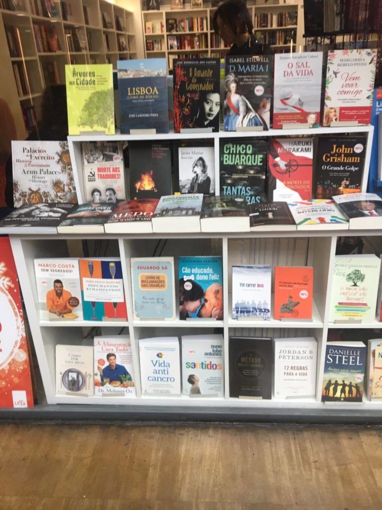 Quem consegue descobrir quantos livros da By the Book estão nesta montra da Prom...