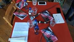 A imagem pode conter: pessoas sentadas