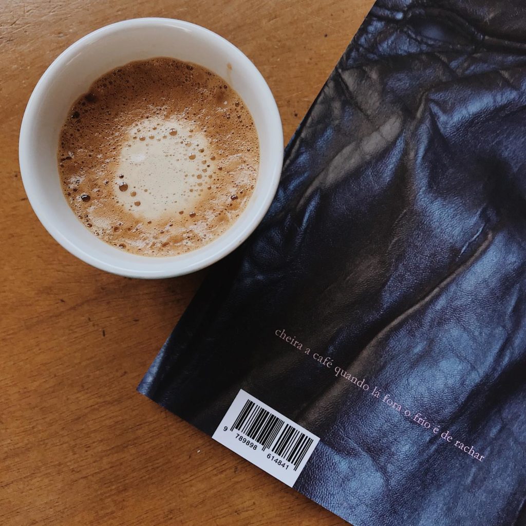 “cheira a café quando lá fora o frio é de rachar”
 In Livro Venenoso, de @e...