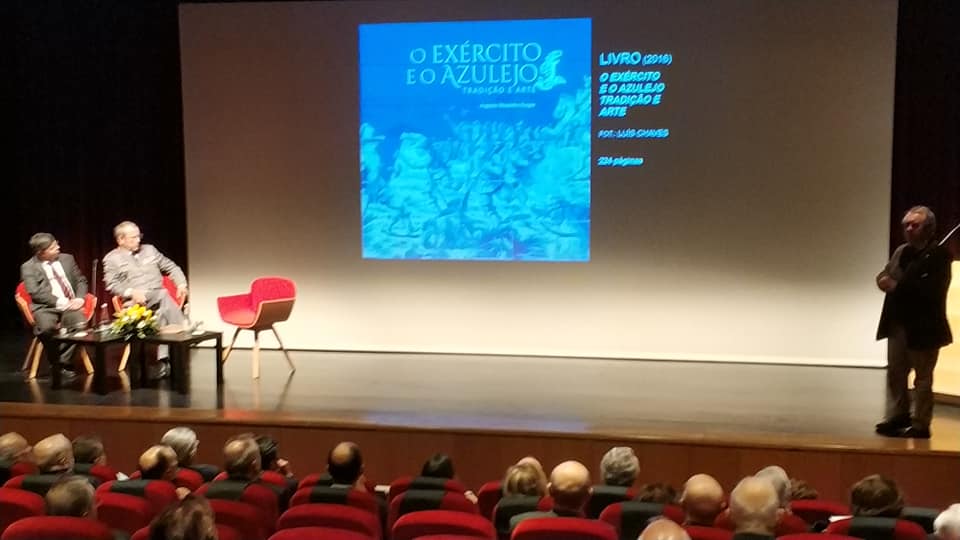 Cerca de uma centena de pessoas encantadas com a apresentação pelo Professor Mou...