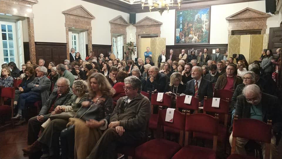 Está quase a ter início a sessão na Câmara Municipal de Setúbal de apresentação ...