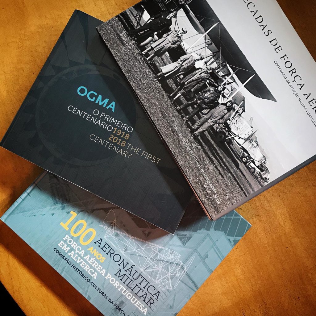 O que é que estes livros têm em comum? São edições comemorativas, onde instituiç...