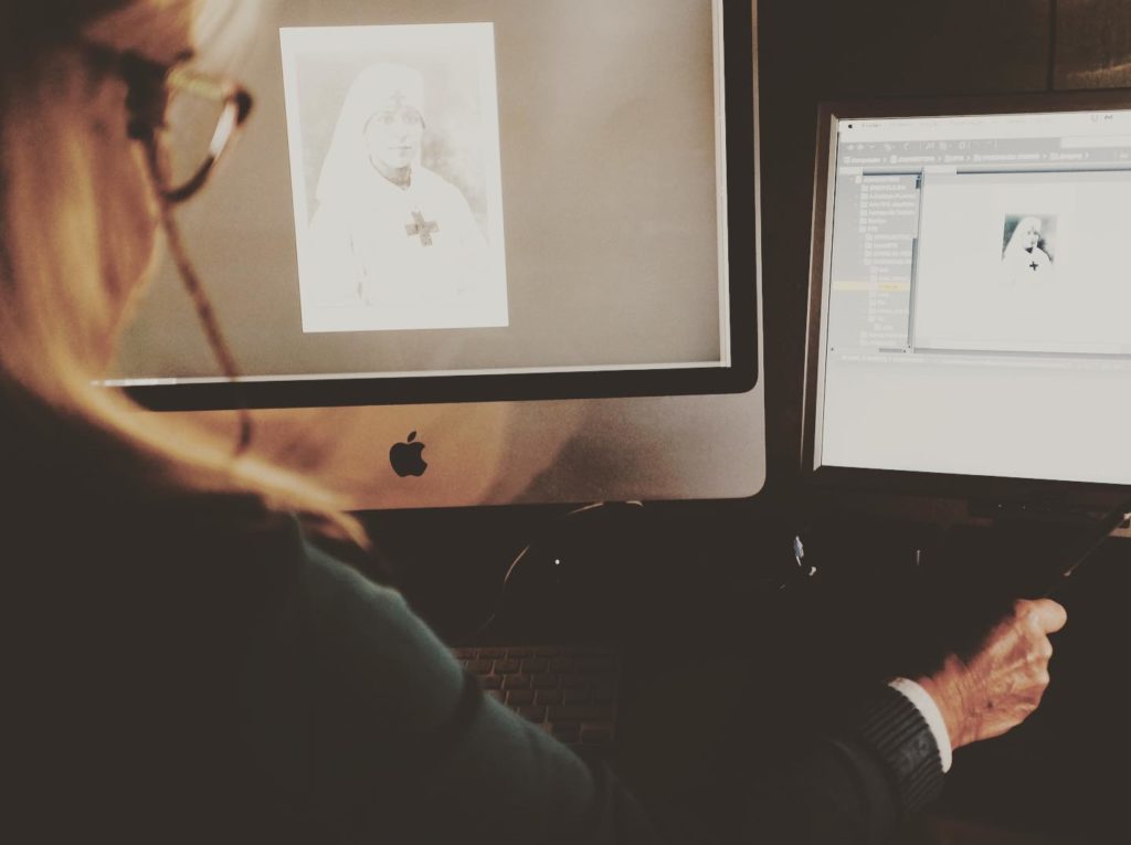 Uma das qualidades da By the Book é a edição de imagem, que está a cargo da noss...