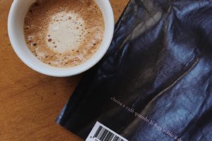 “cheira a café quando lá fora o frio é de rachar”
 In Livro Venenoso, de @e…