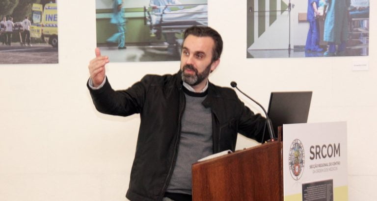 Podem ver estes momentos de um fim de dia diferente acompanhado de um público en…