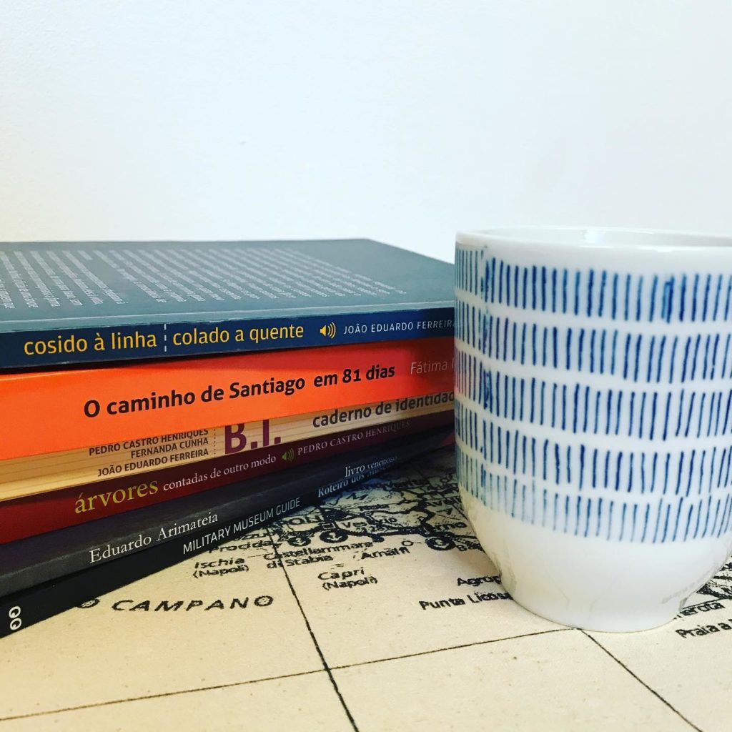 Já escolheu o livro para acompanhar o seu café? 
 .
 .
 .
 #bythebookedicoesespe...