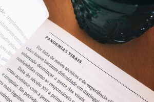 Uma leitura que se adequa perfeitamente aos tempos em que vivemos.
 in “Doenças,…
