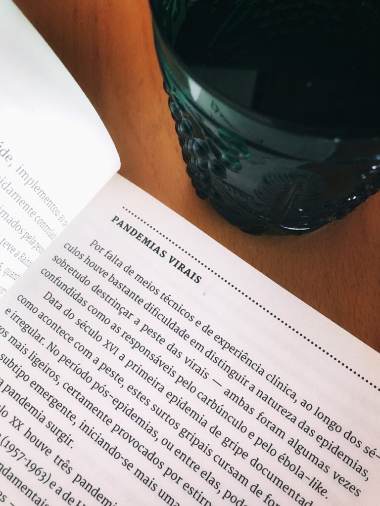 Uma leitura que se adequa perfeitamente aos tempos em que vivemos.
 in “Doenças,…