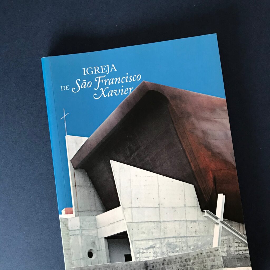 Obras curiosas nascem na By the Book, esta é uma delas pois conta a história da ...