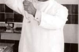 Nestas imagens está o pai de um grande Autor da By the Book!
 Quem consegue adiv…